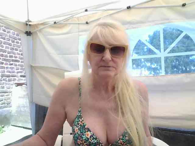 BlondMilfTascha's chat room