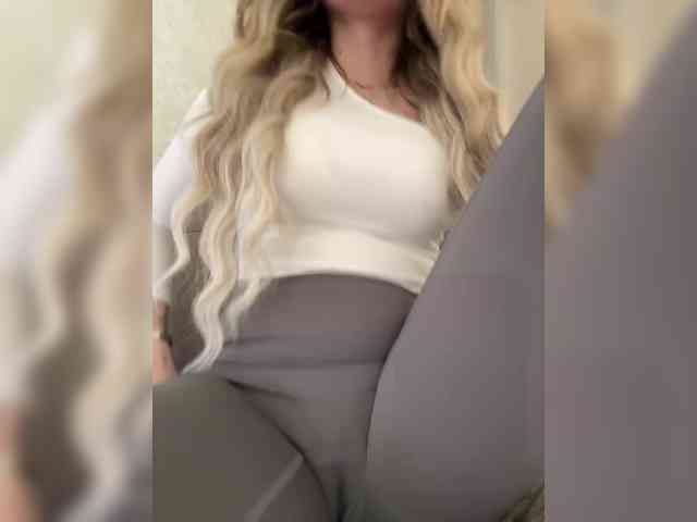 LedyMiya's chat room