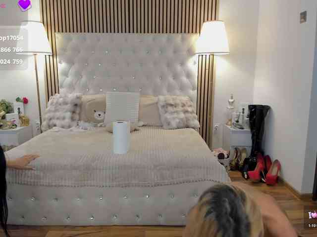 Sarawhitee's chat room