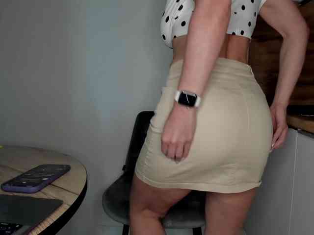 Milfa_hot's chat room