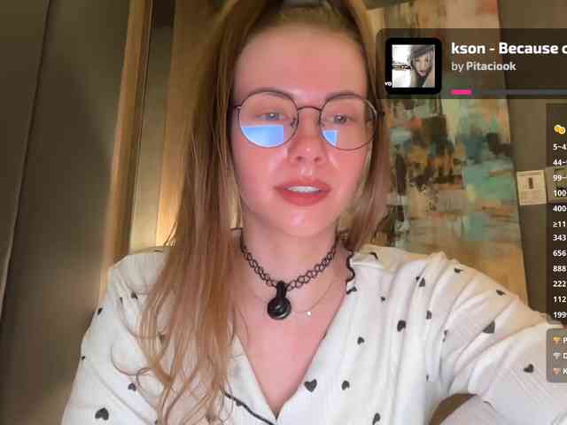 VikkiExtraCheese's chat room