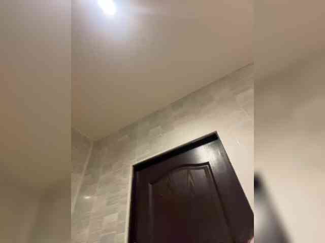 LittleDelora's chat room