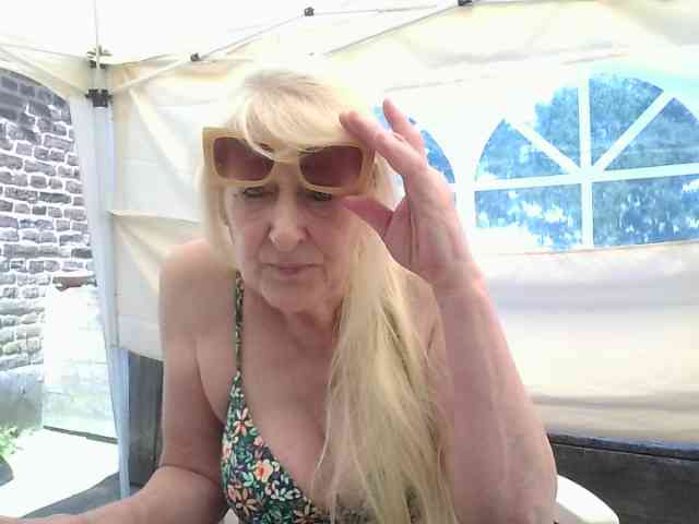 BlondMilfTascha's chat room