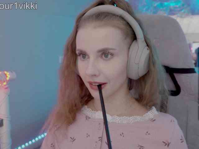 VikkiExtraCheese's chat room