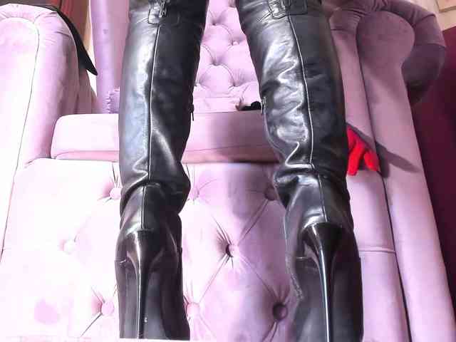 LadyLeather's chat room