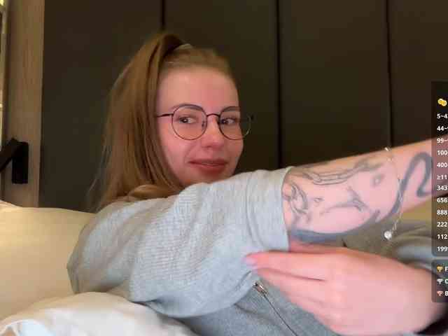 VikkiExtraCheese's chat room