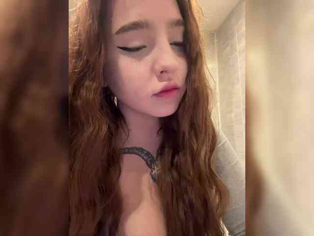 LittleDelora's chat room