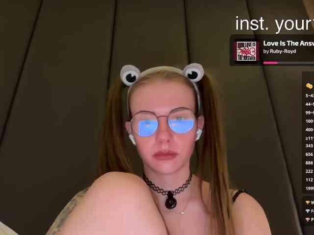 VikkiExtraCheese's chat room