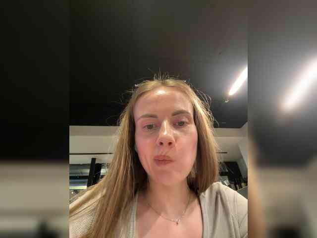 VikkiExtraCheese's chat room