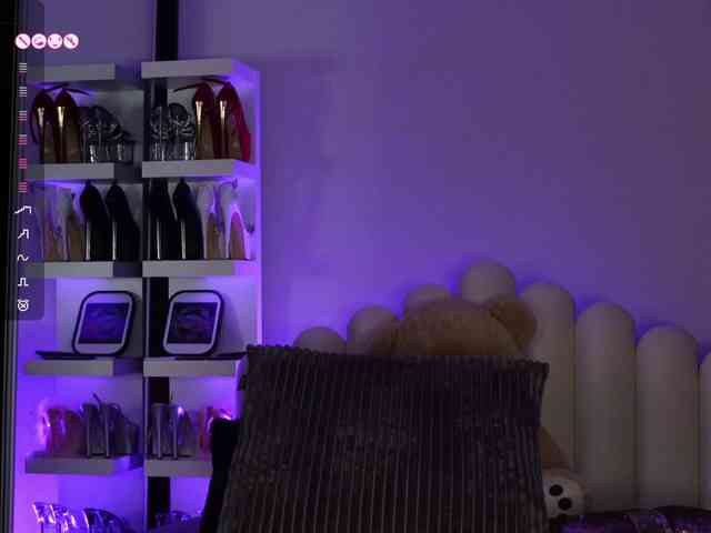 AngelaMyst's chat room