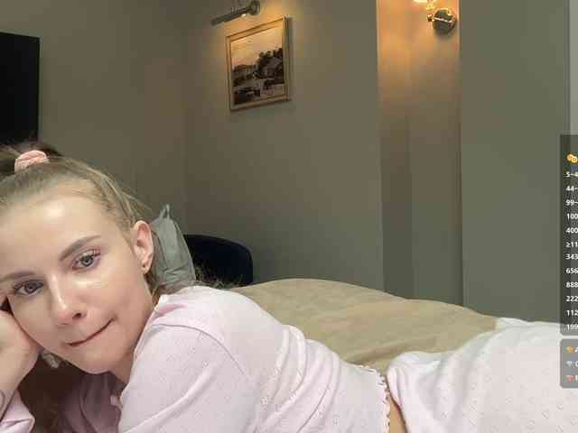 VikkiExtraCheese's chat room