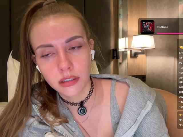 VikkiExtraCheese's chat room