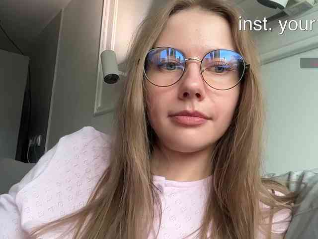 VikkiExtraCheese's chat room