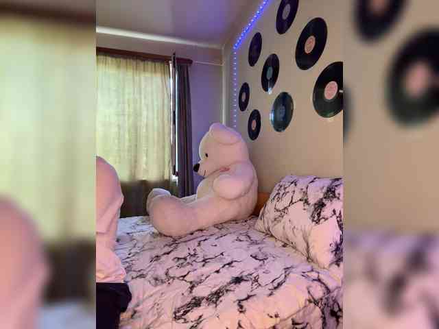 SweetVenomX's chat room