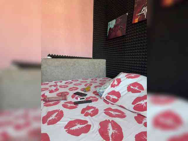 StrawberryGirl-'s chat room