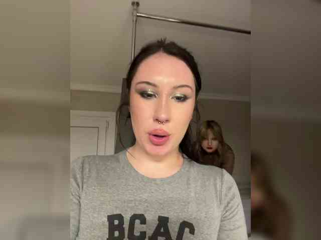 BustyLina's chat room