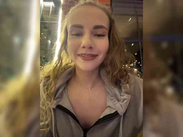 VikkiExtraCheese's chat room