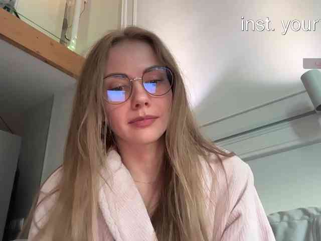 VikkiExtraCheese's chat room