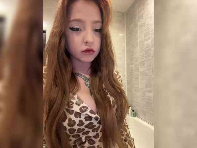 LittleDelora's chat room