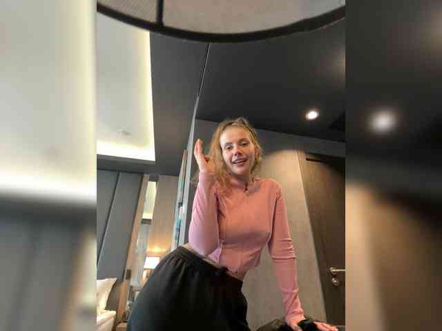 VikkiExtraCheese's chat room