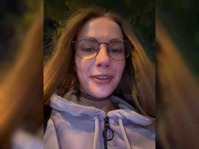 VikkiExtraCheese's chat room