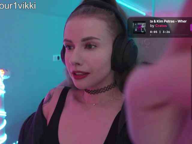 VikkiExtraCheese's chat room