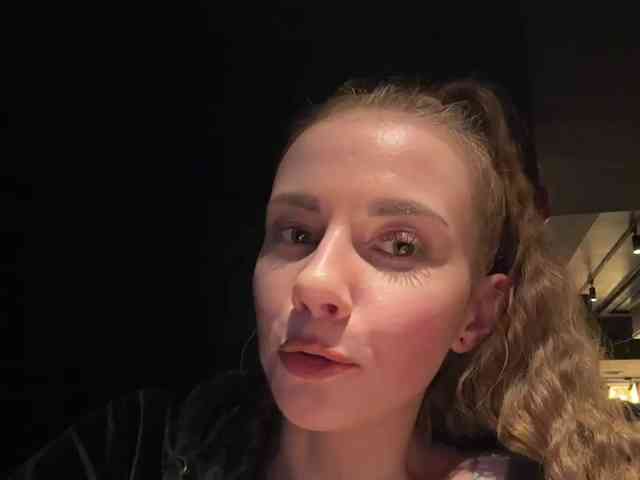 VikkiExtraCheese's chat room