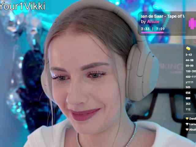 VikkiExtraCheese's chat room