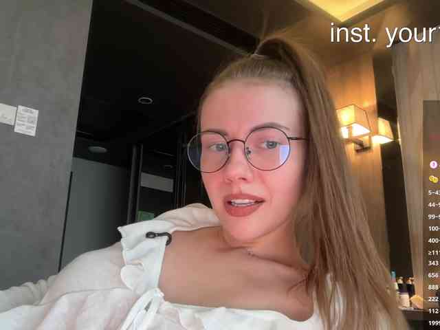 VikkiExtraCheese's chat room