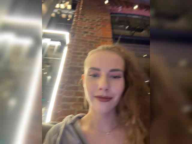 VikkiExtraCheese's chat room