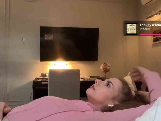 VikkiExtraCheese's chat room