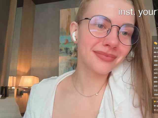 VikkiExtraCheese's chat room