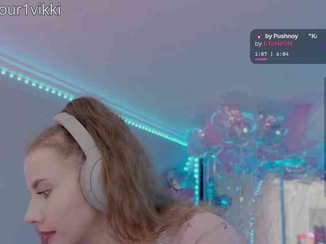 VikkiExtraCheese's chat room