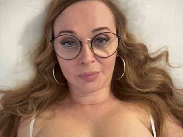 Milf_Zabava's chat room