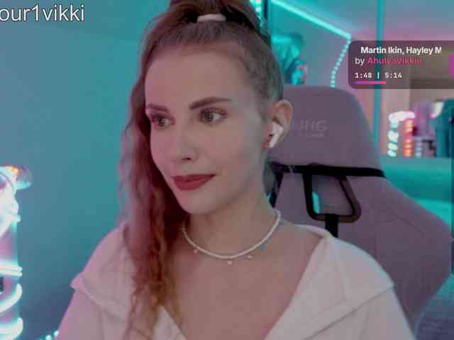 VikkiExtraCheese's chat room