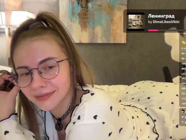 VikkiExtraCheese's chat room