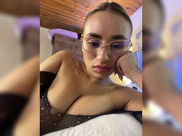 VictoriaHils's chat room