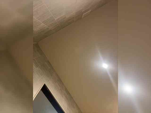 LittleDelora's chat room