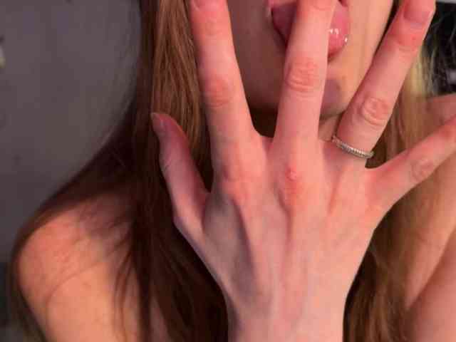 cutemilana_sexwife's chat room