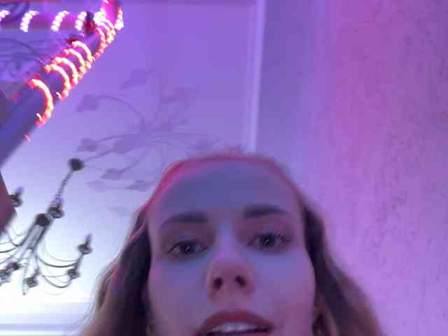 VikkiExtraCheese's chat room