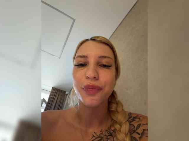 Cristi-Candy's chat room
