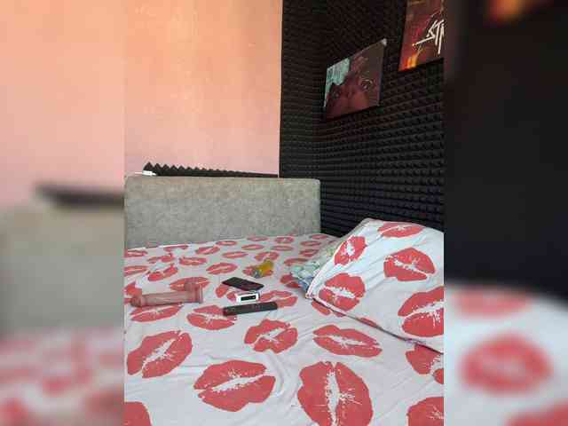 StrawberryGirl-'s chat room