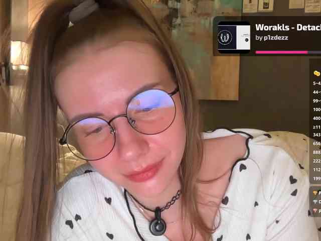 VikkiExtraCheese's chat room