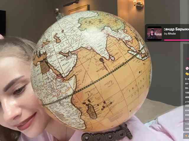 VikkiExtraCheese's chat room