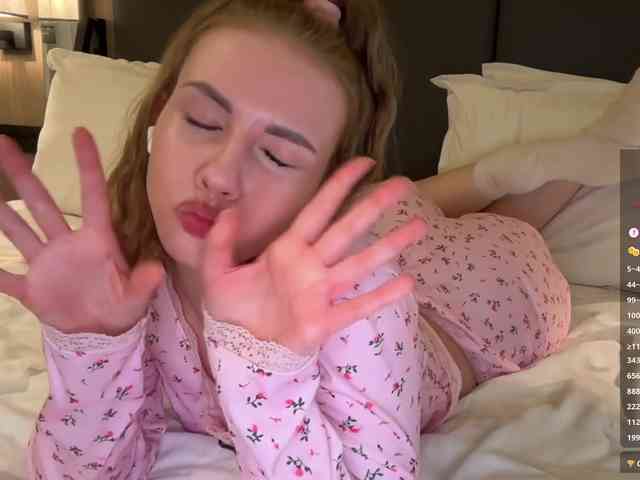 VikkiExtraCheese's chat room