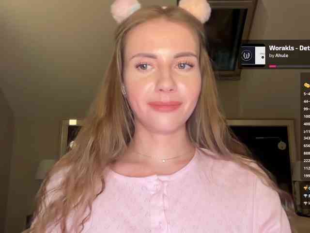 VikkiExtraCheese's chat room