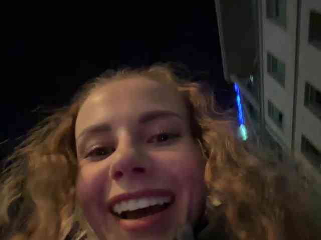 VikkiExtraCheese's chat room