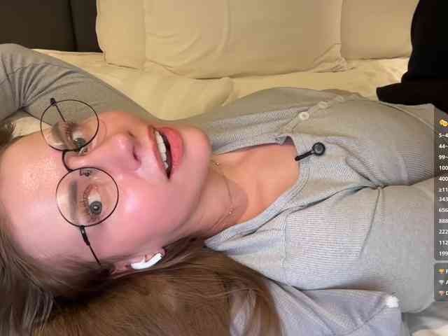 VikkiExtraCheese's chat room