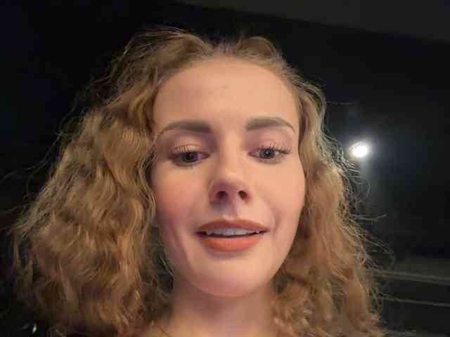 VikkiExtraCheese's chat room