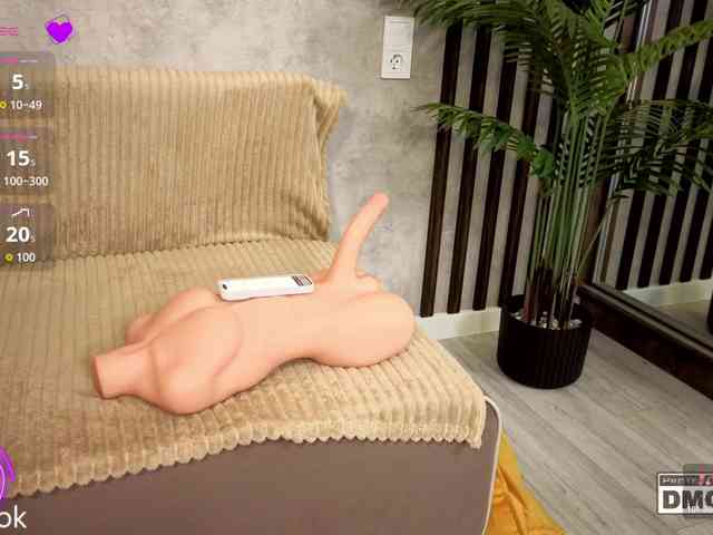 Hollywww's chat room